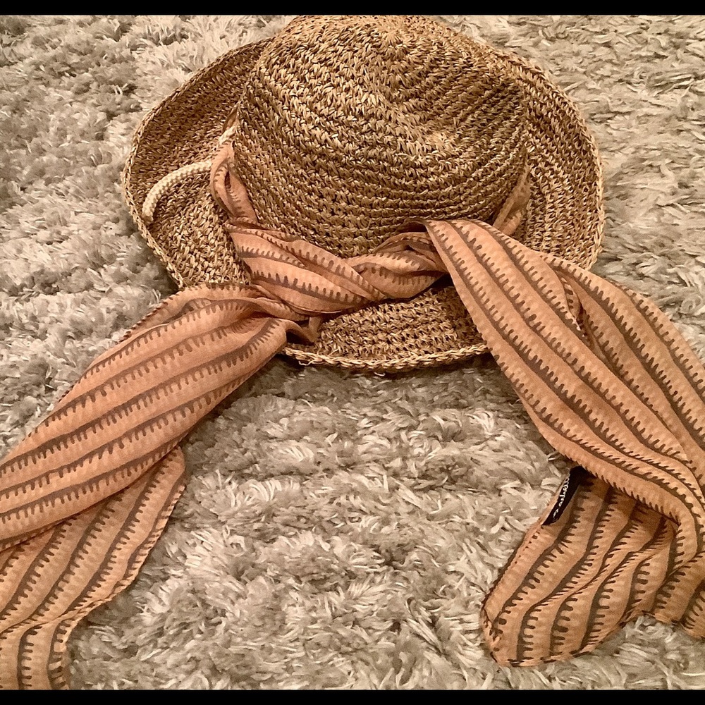Straw beige sun hat with bow around brim